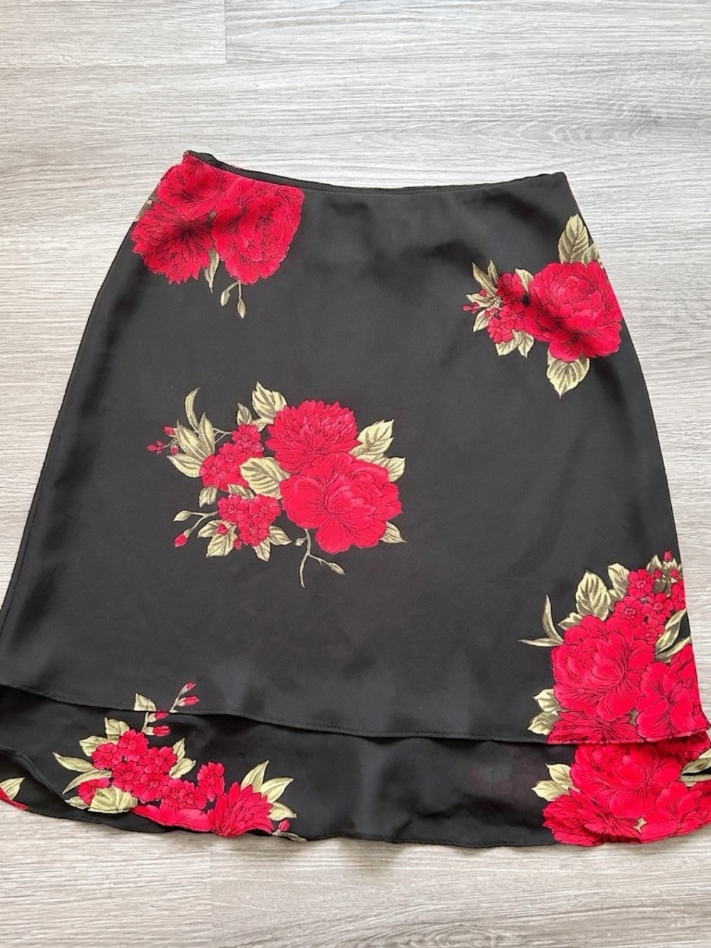 Black with red roses vintage tiered flutter lined midi skirt - size 10p